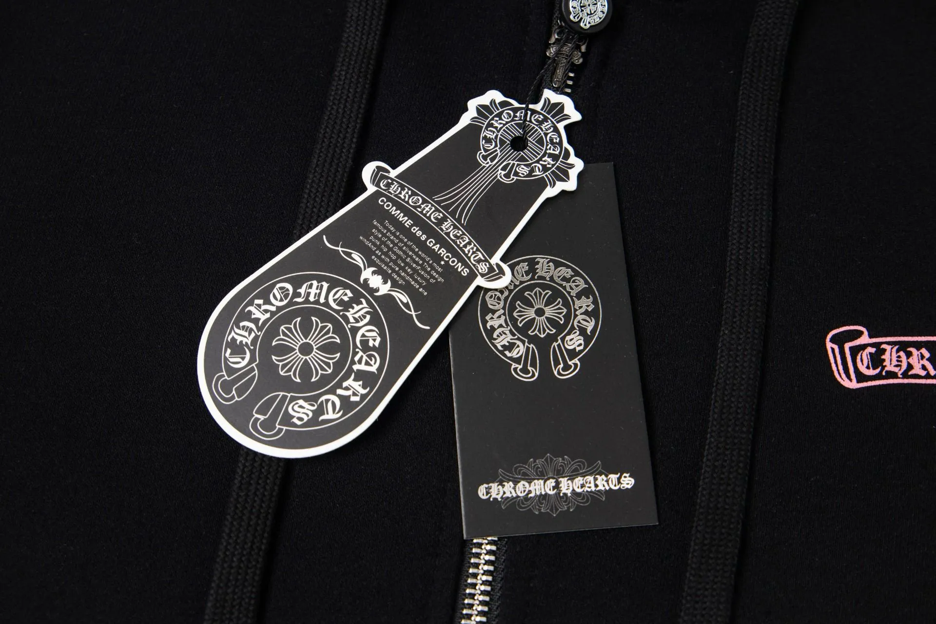 P290 model number: G503 Chrome Hearts DeadlyDoll co-branded new comic zipper long-sleeved hooded sweatshirt jacket 1️⃣ Purchased the original version, it is heavy enough and thick enough to feel heavy in the hand, the workmanship details are perfectly controlled, and the upper body effect is also very comfortable! 2️⃣ It is very youthful and energetic, and can be easily worn by both men and women. It is very in line with the fashion aesthetic concepts of today's young people, creating a casual and lazy fashion tone. It is a must-have for couples in autumn and winter! 3️⃣ Complete accessories, same style for men and women. Color: black, size: S, M, L, XL